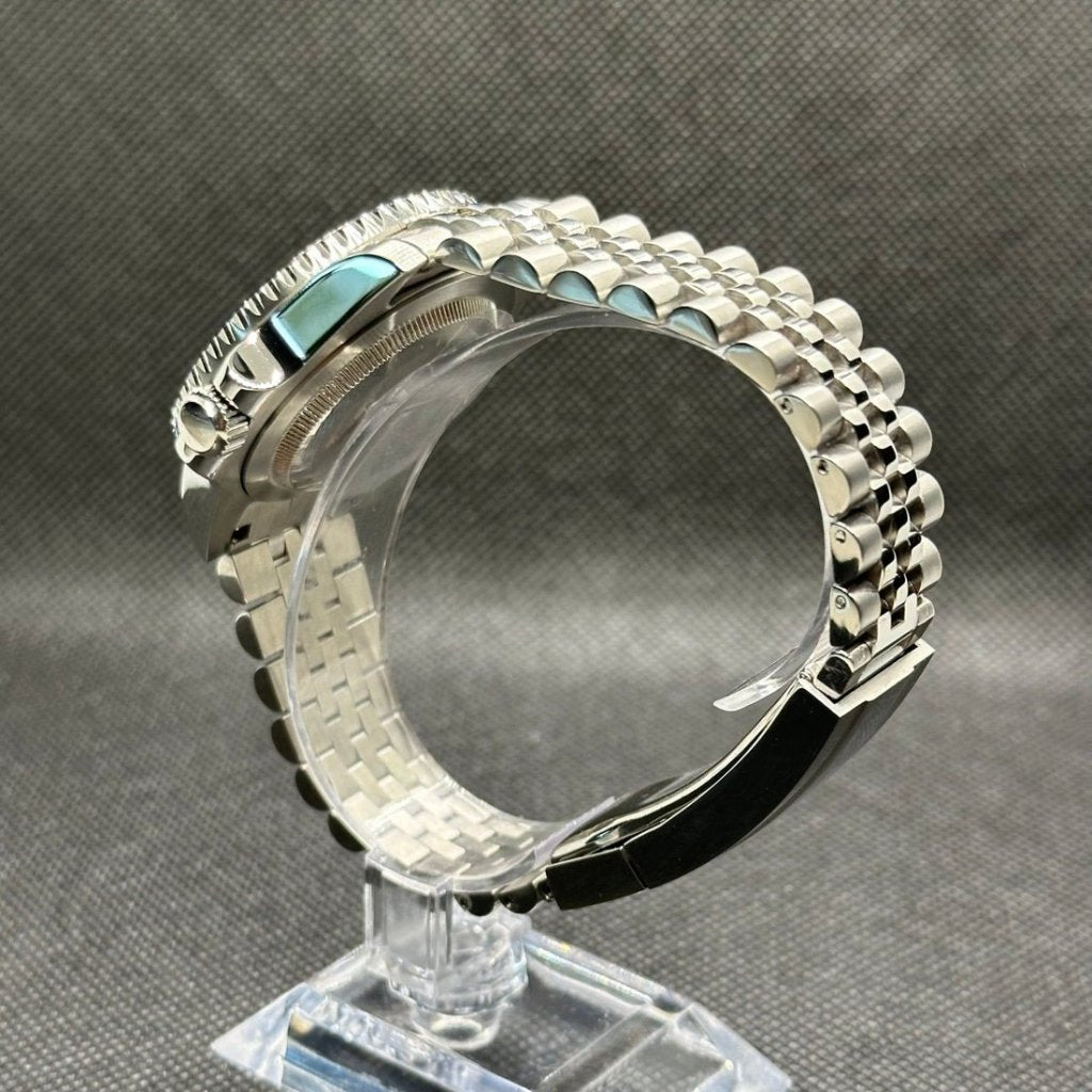 Batman GMT – Seiko NH34 GMT Mod - WATCHBRICK